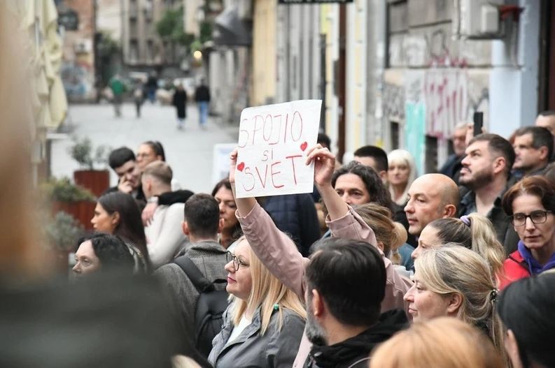 Beograd u suzama i pjesmi: Hiljade ljudi pjevale Halidove hitove, Skadarlija gorjela od emocija!