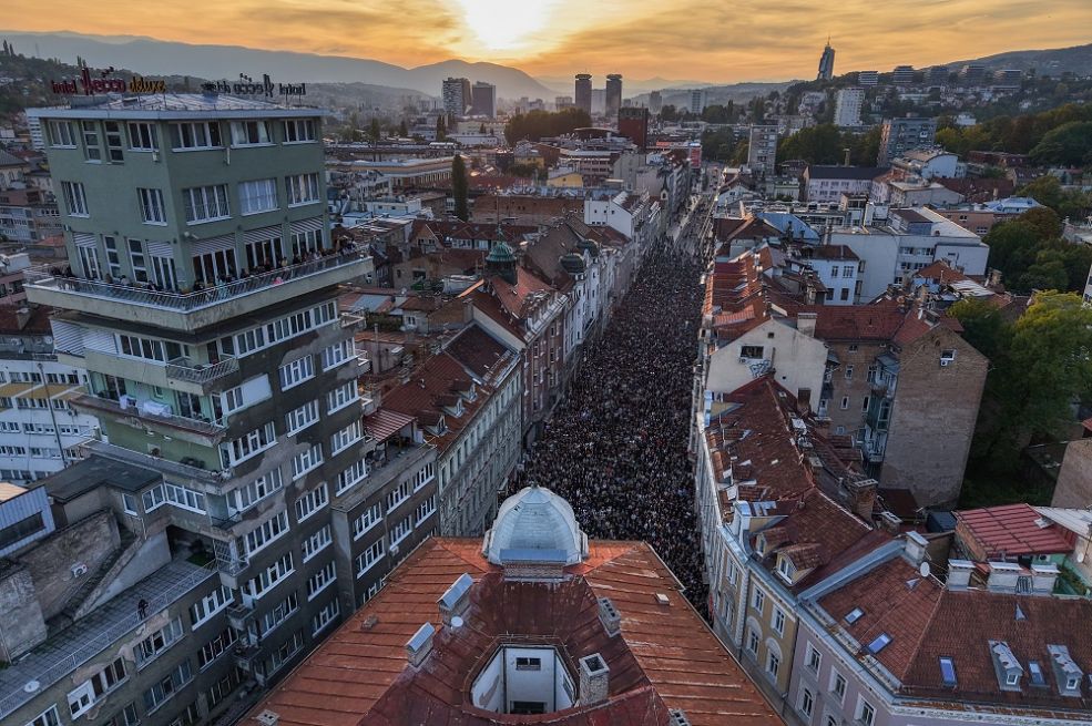 Hiljade Sarajlija na oproštaju Halida Bešlića: Emocije koje su ganule Balkan