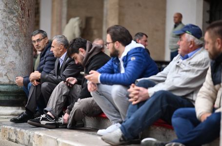 Ljudi se okupljaju ispred Begove džamije uoči dženaze Halidu Bešliću