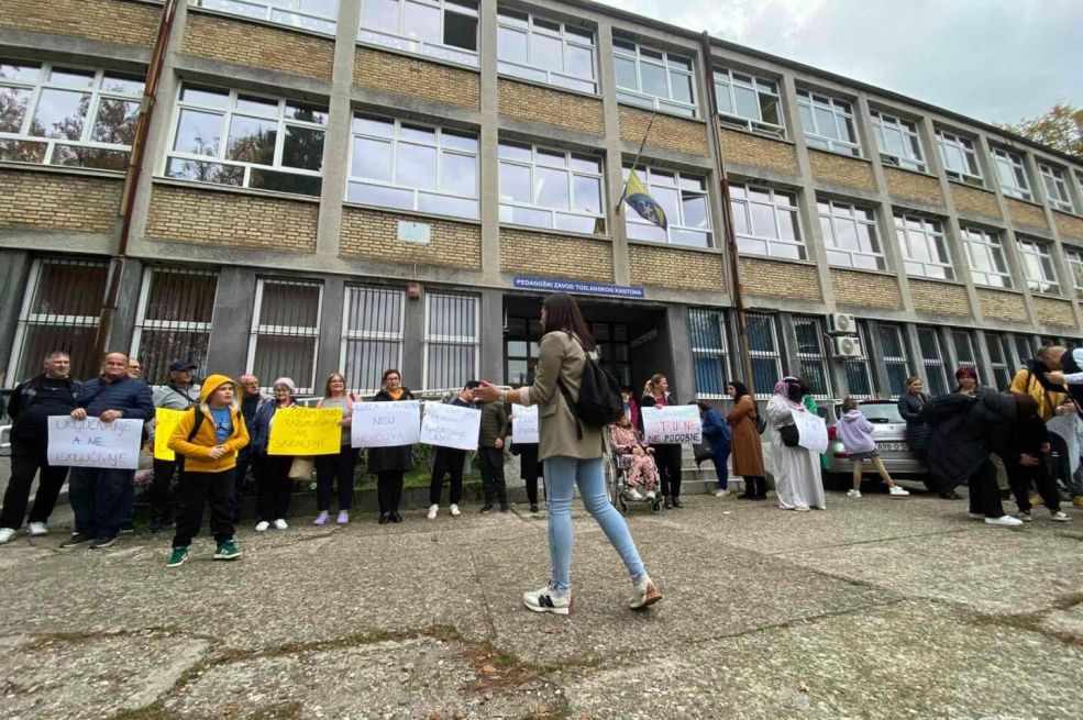 Protest roditelja djece s autizmom u Tuzli: Javni mora znati o čemu se radi