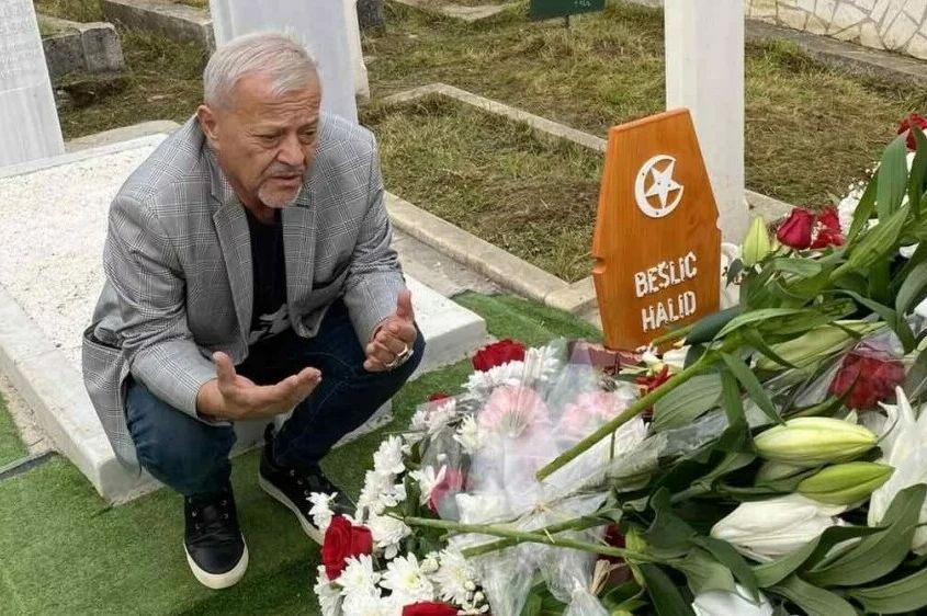 Hadžihafizbegović podijelio sliku sa mezara Halida Bešlića: ''Vidio si ti to odozgo sve''