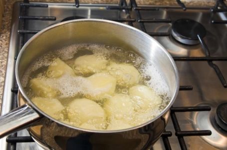 TRIK VRHUNSKIH KUHARA: So i voda nisu dovoljni! Kad kuhate krompir, uvijek dodajte i ovaj sastojak