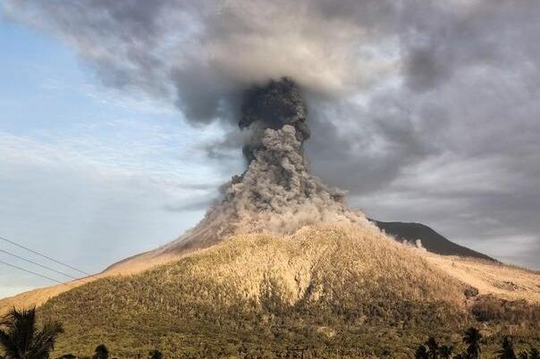 Erupcija u Indoneziji: Najviši stepen uzbune, zatvoren aerodrom!