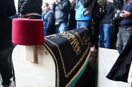 Koja je simbolika obilježja na lijesu Halida Bešlića?