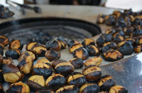 Pečene kestene ćete jednostavno oguliti uz samo jedan trik: Sami će ispasti iz ljuske