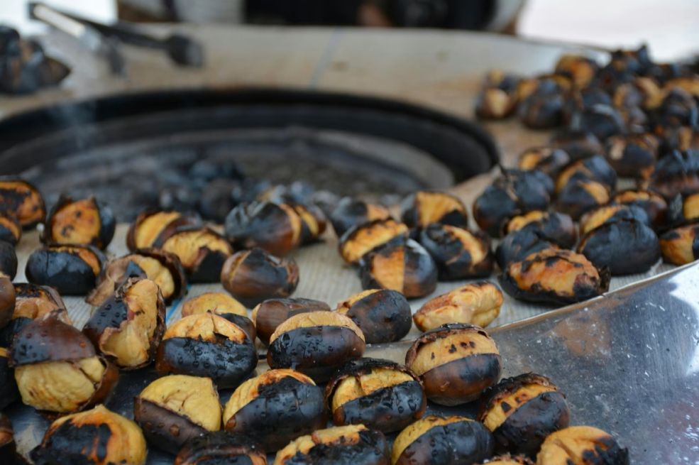 Pečene kestene ćete jednostavno oguliti uz samo jedan trik: Sami će ispasti iz ljuske