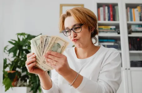 Neočekivani novac stiže iz prošlosti – tri znaka rješavaju sve dugove!