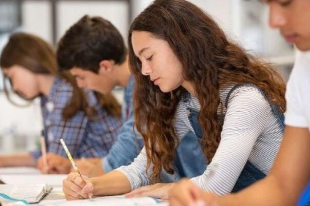 Ministarstvo KS dijeli stipendije do 500 KM: pogledajte ko ima pravo prijave!