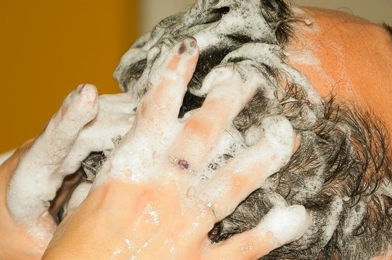 Frizerka otkriva koliko često treba prati kosu poslije 50. godine: Ovo su greške koje pravimo