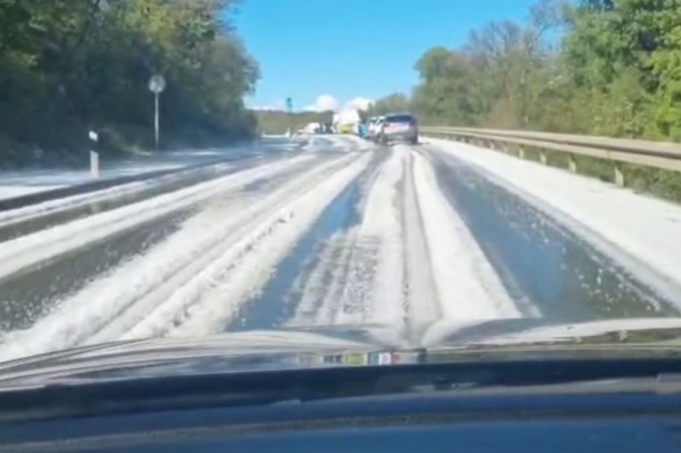 Nevjerovatni prizori iz regiona, sve se zabijelilo: Objavljen snimak nevremena