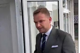 Draško Stanivuković izašao na referendum, pa objavio prizor iz sale mjesne zajednice