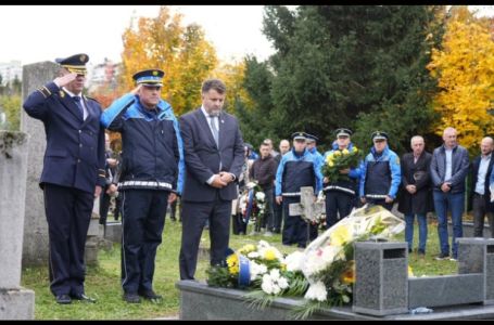 Heroj koji nije zaboravljen: Položeno cvijeće na grob sarajevskog policajca Davora Vujinovića