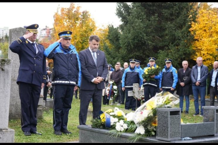 Heroj koji nije zaboravljen: Položeno cvijeće na grob sarajevskog policajca Davora Vujinovića