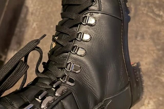 Pronašla je čizme za 15 eura, a kad je okrenula da vidi đon, ŠOKIRALA SE (FOTO)