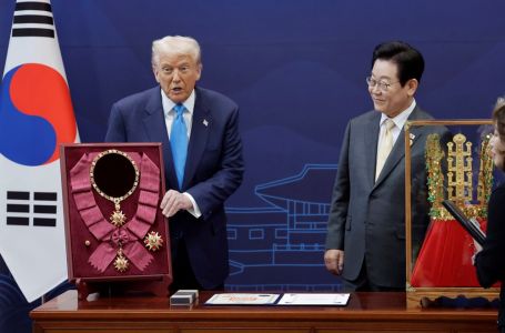Trump u Južnoj Koreji dobio na poklon zlatnu krunu, evo šta ona predstavlja