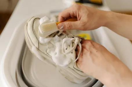 Bijela obuća ponovo će biti besprijekorna: Prljavštinu i mrlje uklonićete domaćim sredstvom.