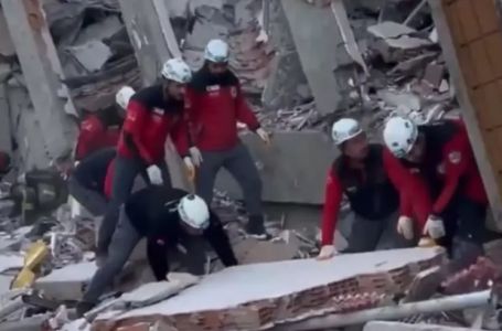 Srušila se zgrada u Turskoj, građani zarobljeni ispod ruševina: "Čujemo glasove!"