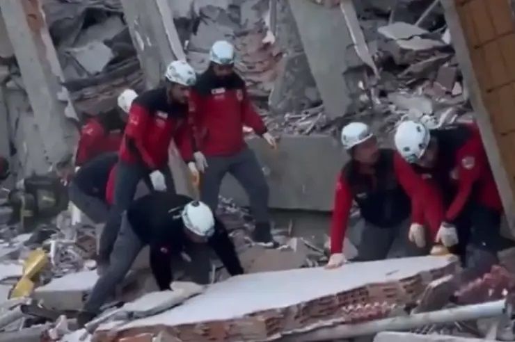 Srušila se zgrada u Turskoj, građani zarobljeni ispod ruševina: "Čujemo glasove!"