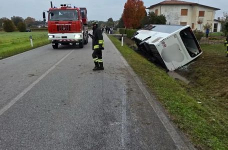 Autobus pun učenika sletio sa puta nakon sudara u Italiji