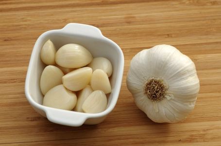 Ove 4 grupe ljudi nikako ne smiju jesti bijeli luk