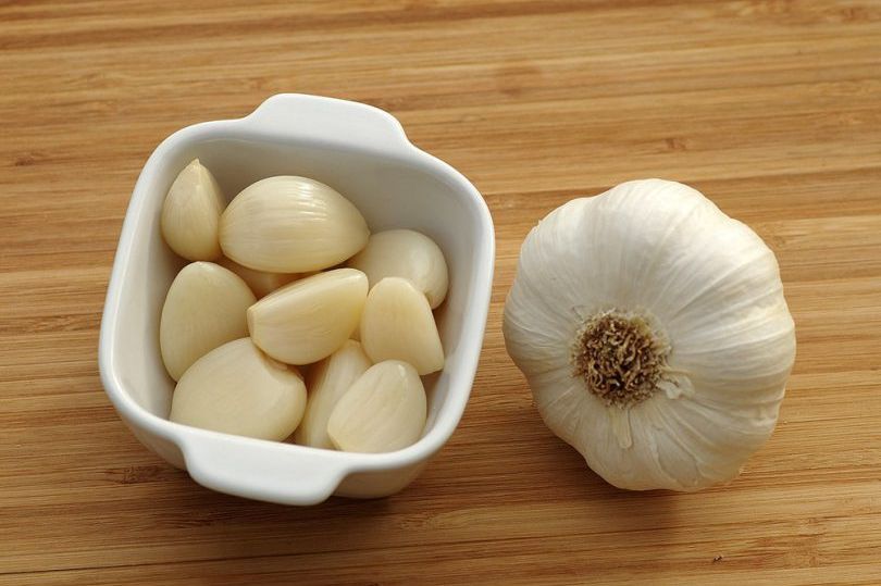 Ove 4 grupe ljudi nikako ne smiju jesti bijeli luk