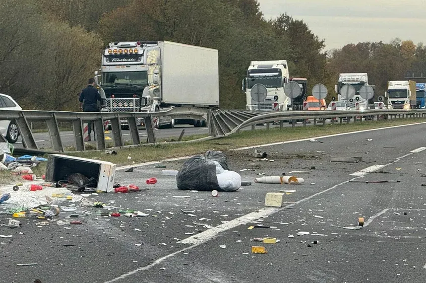 Teška nesreća na autoputu: Kamion udario u ogradu i prevrnuo se