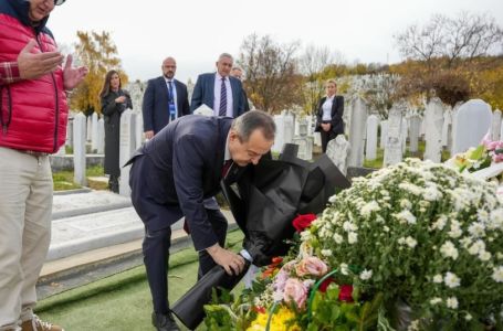 Ivica Dačić došao na mezar Halida Bešlića: Evo šta je izjavio