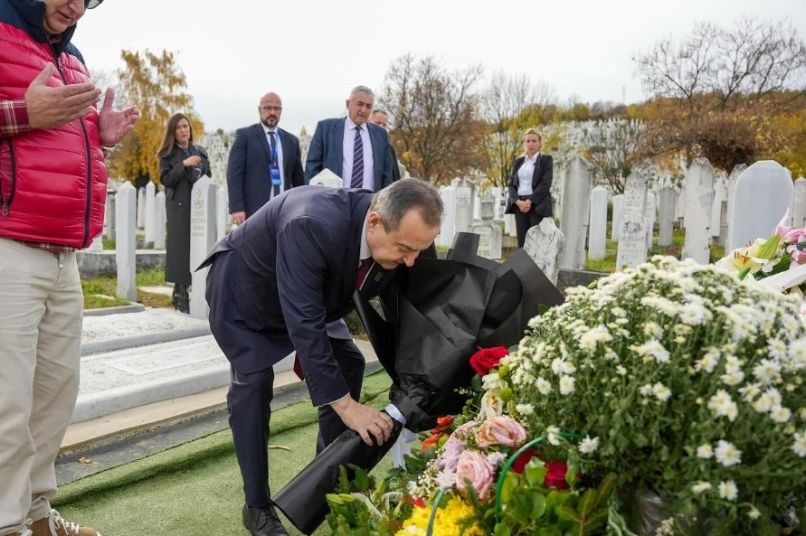 Ivica Dačić došao na mezar Halida Bešlića: Evo šta je izjavio