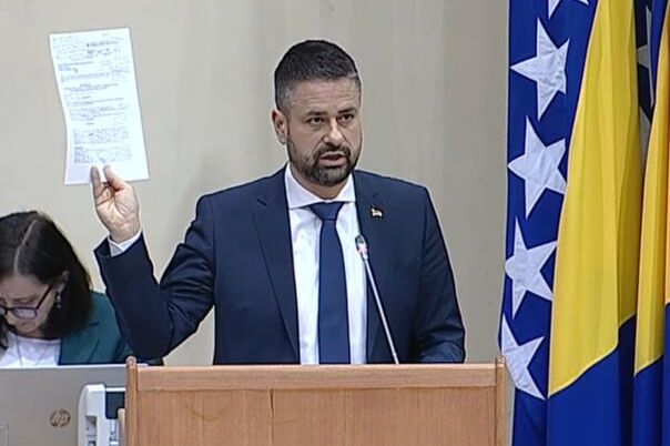 Žestoka rasprava Trojke i Amidžića o 1.800 KM zaposlenima