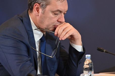 Pogledajte kako su Vučićevi plaćenici istjerani iz dvorane u Beogradu