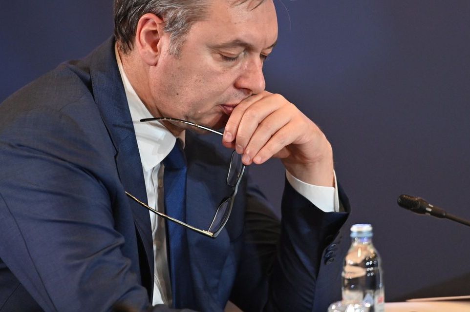 Pogledajte kako su Vučićevi plaćenici istjerani iz dvorane u Beogradu