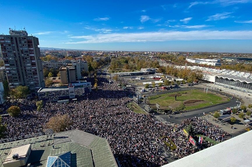Novi Sad je utihnuo na 16 minuta za 16 žrtava tragedije: A evo gdje je za to vrijeme Vučić