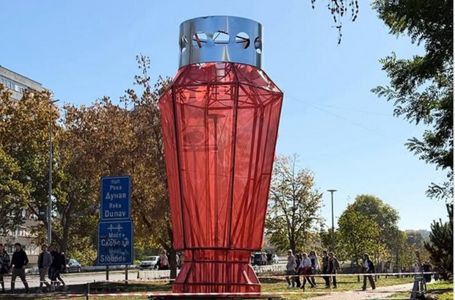 Pijanist postavio veliki crveni lampion za žrtve tragedije u Novom Sadu (FOTO)