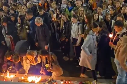 Građani Beograda pale svijeće u znak sjećanja na stradale u Novom Sadu