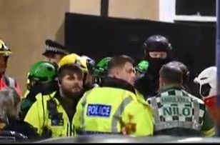 Stravičan napad nožem u vozu: Devet osoba se bori za život, dvoje uhapšenih