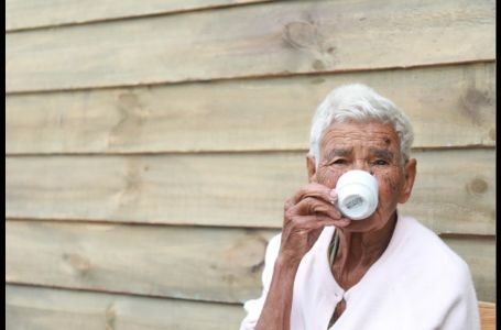 Skromni engleski seljak živio je 100 godina zahvaljući tečnosti koju obično prosipamo!