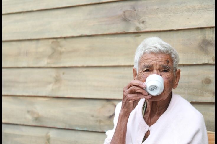 Skromni engleski seljak živio je 100 godina zahvaljući tečnosti koju obično prosipamo!