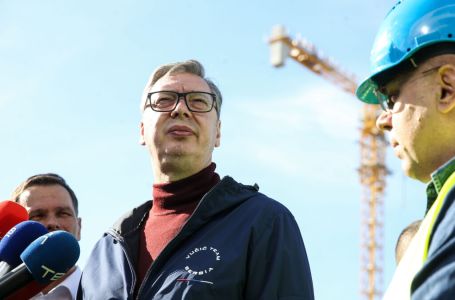 Vučićeva dukserica postala hit na mrežama i izazvala podsmijehe (FOTO)