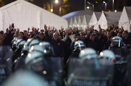 Topovski udari i dimne bombe odzvanjaju Beogradom: Policija protiv građana, ćaciji se zaletjeli...