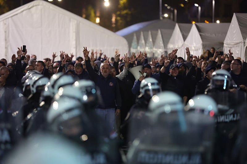 Topovski udari i dimne bombe odzvanjaju Beogradom: Policija protiv građana, ćaciji se zaletjeli...