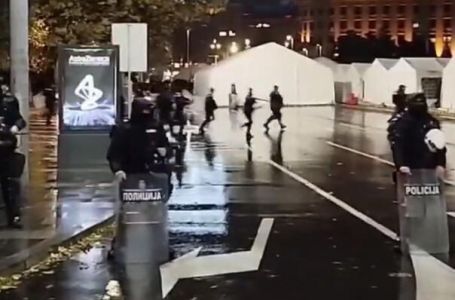 “Ćacilend” ne prestaje, a tuča bukti: Sukob među naprednjacima pred Skupštinom!