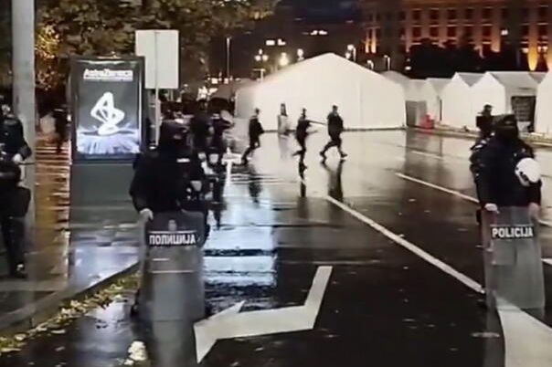 “Ćacilend” ne prestaje, a tuča bukti: Sukob među naprednjacima pred Skupštinom!