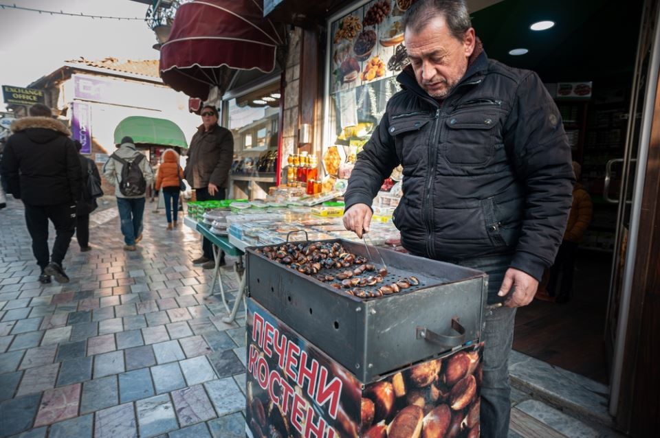 Ulični prodavac pečenog kestena otkriva tajnu: Kako pripremiti u rerni kod kuće, a da se lako ljušti