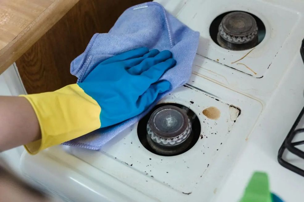 Nevjerovatni kućni trik: Očistite i najtvrdokorniju masnoću sa šporeta bez hemije!