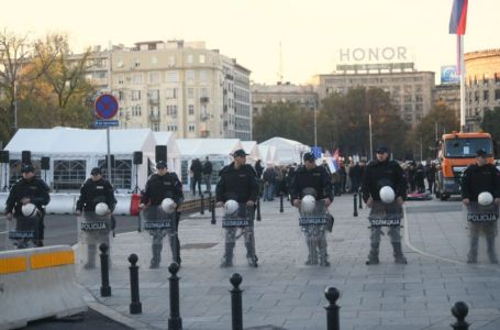 Opsadno stanje u Beogradu: Policija blokirala Skupštinu, hiljade građana stižu u centar