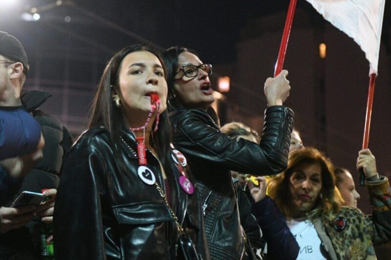 Haos u Beogradu: Građani pružaju podršku Dijani Hrki