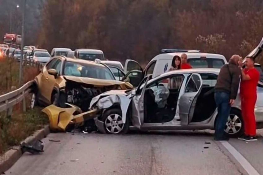 Teška nesreća na putu Sarajevo-Pale: Dvoje povrijeđenih