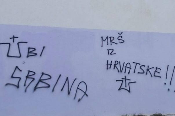 Grafiti "Ubij Srbina" i "Mrš iz Hrvatske" na zgradi škole u Splitu