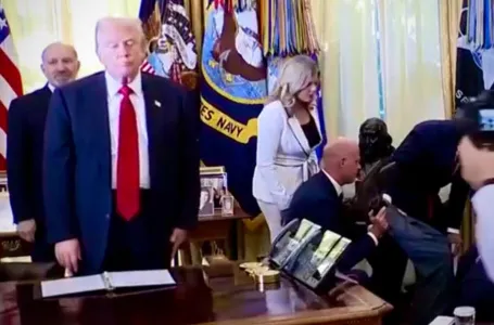 Čovjek se onesvijestio u Bijeloj kući: Mnogi komentarišu Trampovu reakciju (VIDEO)