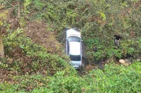 Automobil sletio u provaliju duboku 20 metara kod Konjica